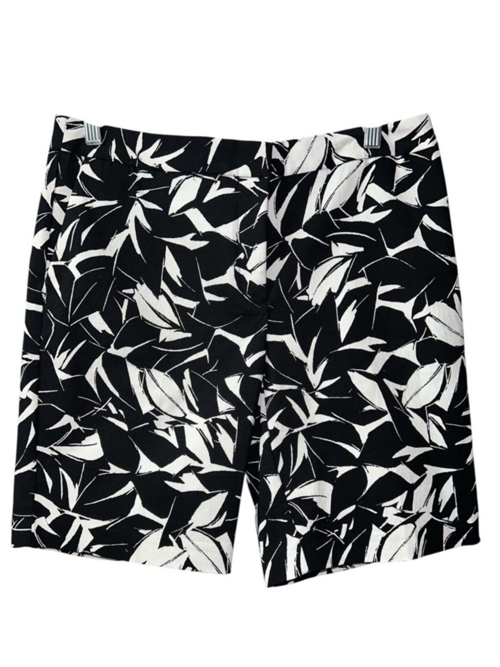 Mario Serrani Women's Black and White Leaf-Print Shorts Size 12 - Picture 2 of 11